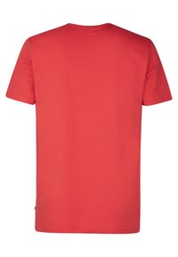 Camiseta roja de manga corta hecha de algodón suave, con un cuello redondo clásico, diseño liso y sin patrones ni logotipos visibles.
