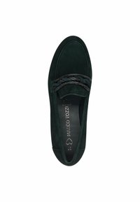 Tumši zaļa zamša slip-on kurpe ar izkatīgas auklas akcentu augšdaļā. Apaļa purngala forma un smalkas šuvju detaļas sānos.