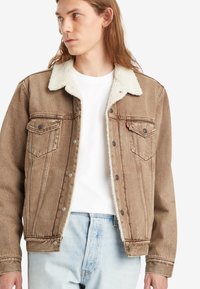 Levi's® TRUCKER  - Chaqueta vaquera - breakfast sandwich sherpa