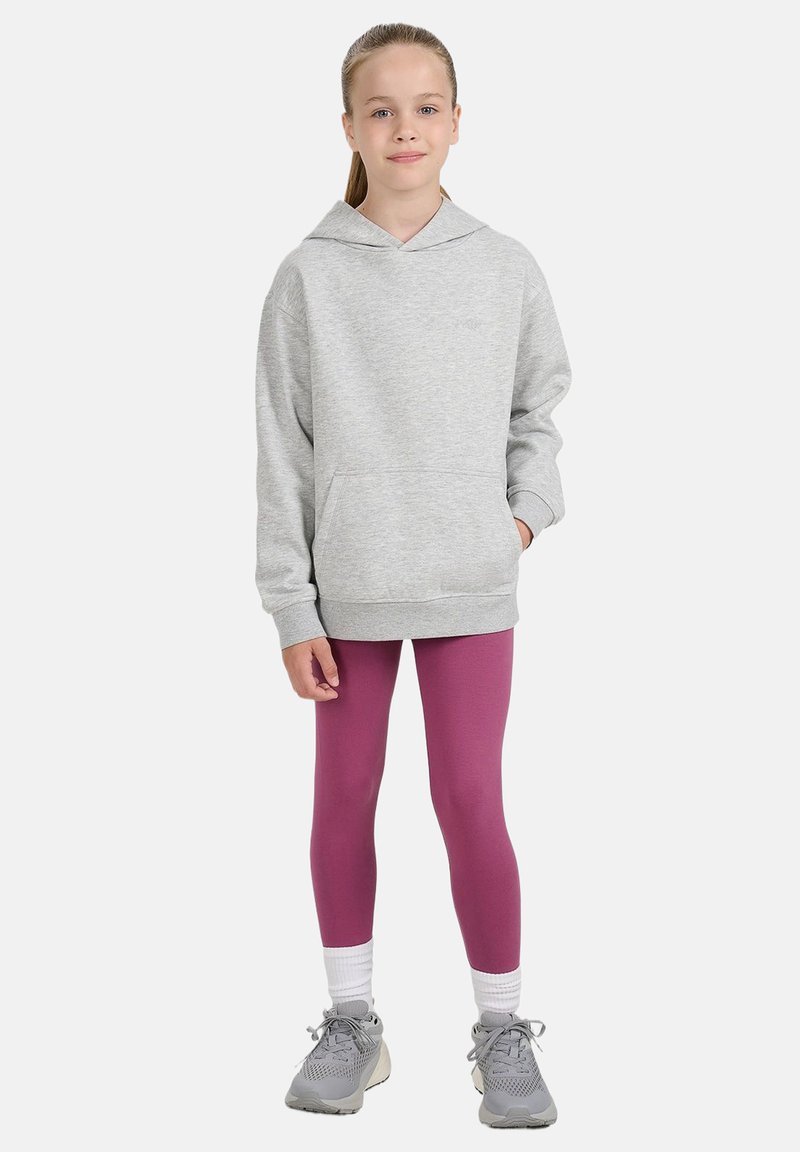 Sweat-shirt à capuche gris avec une poche frontale, associé à des leggings violets ajustés et des chaussures de sport grises avec des chaussettes blanches.