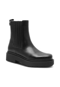 Melna ādas potīšu zābaks ar teksturētu paneļu, apaļu purngalu un biezu gumijas zoli. Iespējama sānu rāvējslēdzēja un minimālisma dizaina elementu klātbūtne.