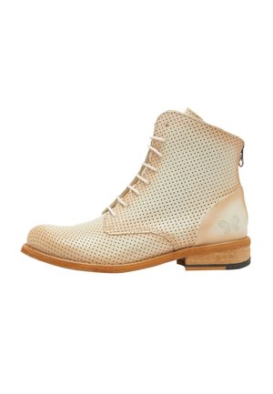 Stivale alla caviglia beige forato con punta rotonda, lacci bianchi, cerniera posteriore e dettaglio del tacco in legno. Presenta un design a farfalla sul lato.