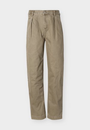 Pantalon beige taille haute avec plis à l'avant, fermeture par bouton, passants pour ceinture et coupe droite sur fond uni.