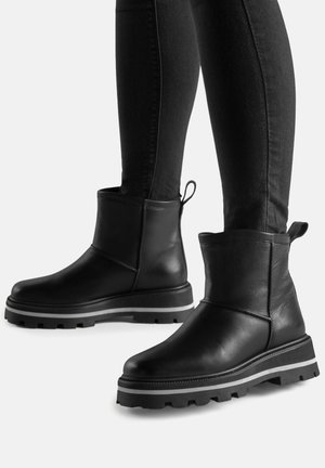 - Botki na platformie