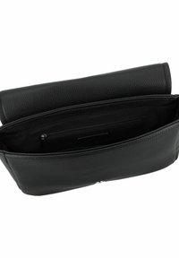 Una pochette in pelle nera con una finitura testurizzata, dotata di chiusura a pattina, tasca interna con zip e una forma rettangolare elegante.