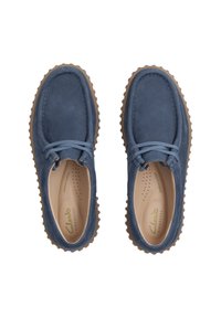 Zapatos de ante azul con punta redondeada, cordones elásticos y suela de goma marrón. El interior cuenta con perforaciones para una mayor transpirabilidad.