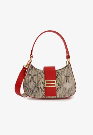 Tasche mit Schlangenhautmuster in geschwungener Form, roten Lederakzenten und Details mit goldener Schnalle. Sie verfügt über einen kurzen roten Griff und einen abnehmbaren Schulterriemen.