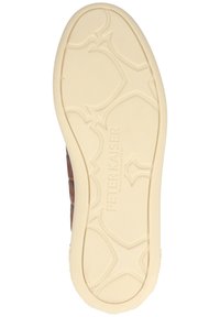 Semelle de chaussure couleur crème avec motif géométrique de la bande de roulement et nom de marque Peter Kaiser embossé au centre.