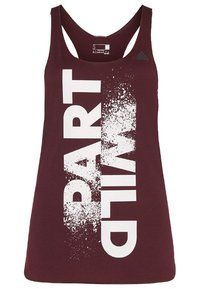 Débardeur Adidas bordeaux avec larges bretelles et texte vertical blanc audacieux "PARTY", arborant un design à peinture éclaboussée sur le devant.