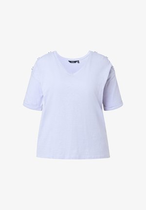 Biała biała koszulka z krótkim rękawem i dekoltem w serek, ozdobiona guzikami przy szwach ramion, prezentowana na jednolitym tle.