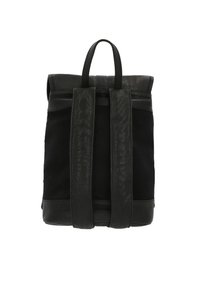 Mochila negra de cuero y tela con un diseño estructurado, dos asas superiores y costuras visibles, todo con un aspecto minimalista.