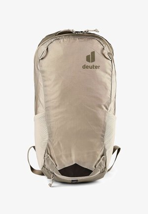 Sac à dos Deuter beige clair avec deux poches latérales en mesh, fermeture éclair supérieure et logo sur le devant, présenté sur fond blanc.