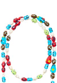 Naszyjnik z koralików w wielu kolorach z kształtami takimi jak owalne, okrągłe i nieregularne. Zawiera koraliki w kolorach czerwonym, niebieskim, zielonym i brązowym z dekoracyjnymi akcentami.