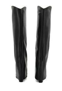 Stivali sopra il ginocchio in pelle nera con una texture liscia, punta appuntita e una cucitura che corre lungo il retro di ciascun stivale. Suole piatte.