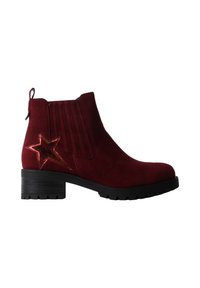Bottine en daim rouge foncé avec semelle noire, petit talon bloc, panneau latéral élastique et détail étoile rouge brillante près du talon.