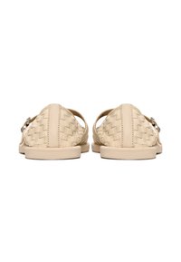 Scarpe in pelle intrecciata beige con retro aperto e suola piatta, caratterizzate da una superficie liscia e un design minimalista. Inclusi dettagli in tonalità argento.