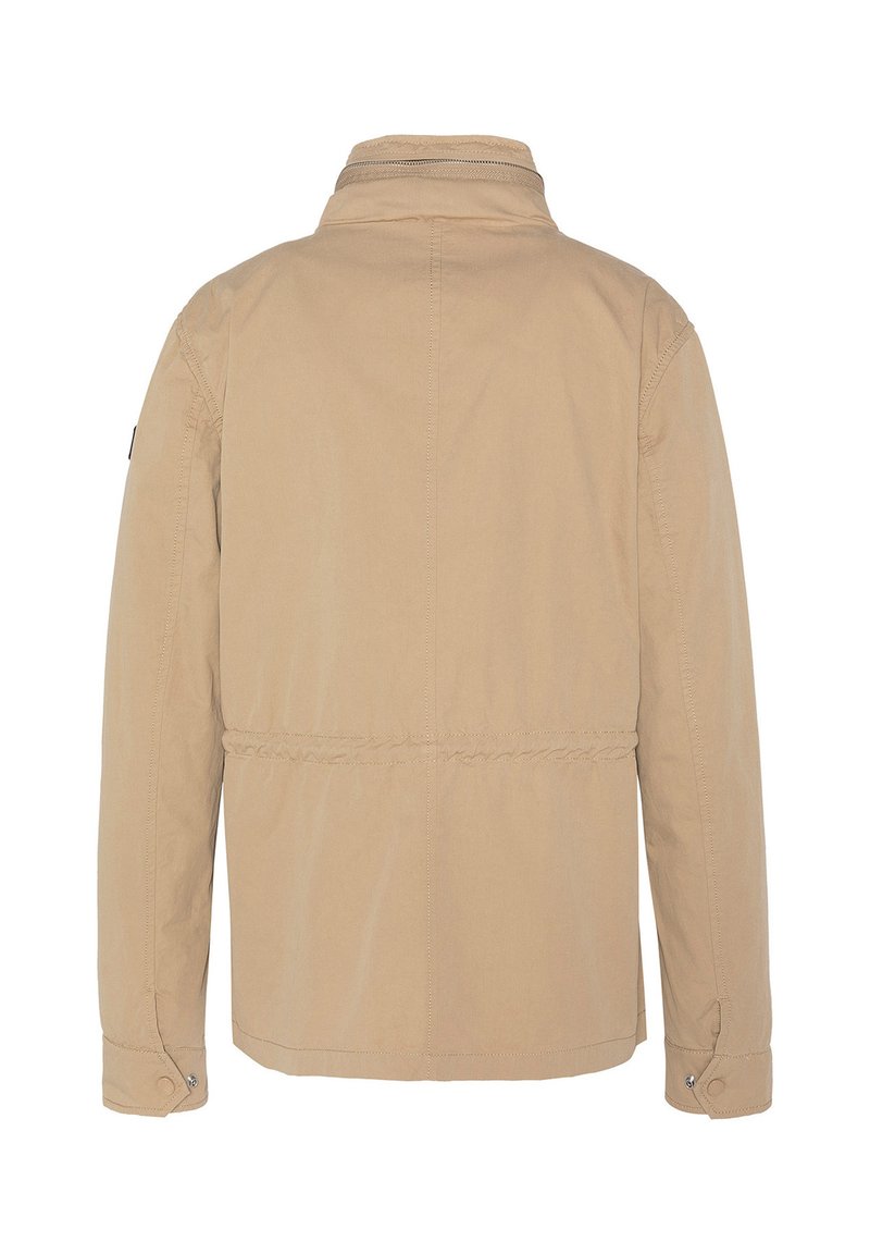 Giacca beige realizzata in tessuto leggero, con colletto alto, vita elasticizzata e polsini con bottone. Vista posteriore senza motivi di design visibili.
