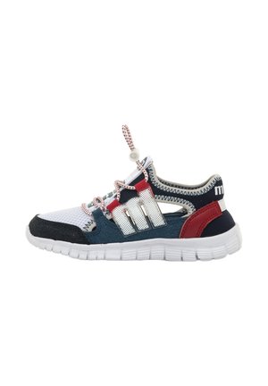 Zapatilla deportiva con una parte superior de malla blanca, acentos en azul y rojo, detalles plateados y una suela texturizada. Presenta un diseño sin cordones y una pestaña de agarre.