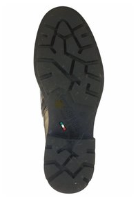 Semelle de chaussure en caoutchouc noir avec un motif de semelle profond ; logo embossé "NeroGiardini" et couleurs du drapeau italien au talon.