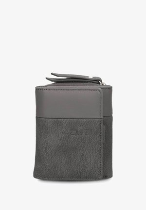 Pochette en cuir gris au fini texturé, dotée d'une section supérieure lisse et d'une fermeture éclair. Comprend une petite sangle pour une manipulation facile.