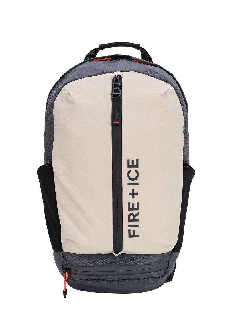 Sac à dos léger avec un devant crème, des accents gris, une grande fermeture éclair et une marque "FIRE+ICE" bien en vue. Présente un tissu texturé et des poches latérales.