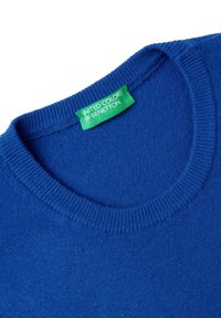 Maglione blu lavorato a maglia con scollatura a girocollo. Presenta una finitura testurizzata e un'etichetta verde con la scritta "United Colors of Benetton."