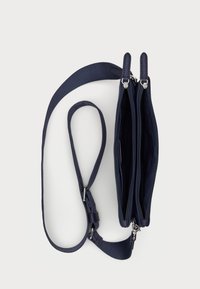 Mörkblå axelremsväska med texturerat material, två dragkedjeförsedda fack och justerbar rem för mångsidighet. Släta metalldetaljer.