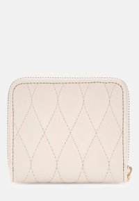 Portafoglio in pelle trapuntata beige chiaro con motivo a diamante e una zip dorata lungo i bordi, su uno sfondo bianco.