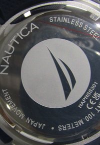 Nautica-Uhr mit Edelstahlgehäuse, Japan-Uhrwerk, 100 Meter wasserdicht, Modell NAPNSS301, und einem Segelboot-Logo.