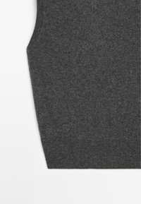 Dunkelgrauer Wollpullover mit glatter Textur, ärmellosem Design und leicht abgerundetem Saum. Schlichte und saubere Verarbeitung.