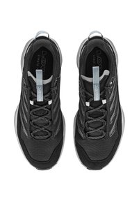 Un paio di sneakers sportive nere con linguette blu, superiore in mesh e materiale sintetico, e solette marchiate viste dall'alto su sfondo bianco.