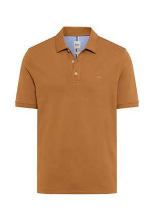 Heren poloshirt met korte mouwen in bruin, met twee knopen, een kraag en een klein "Brax" logo op de borst.