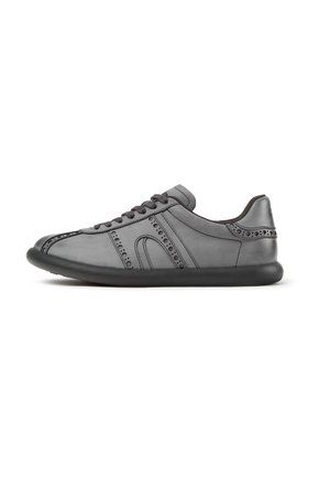 Niedriger grauer Ledersneaker mit schwarzen perforierten Details, schwarzen Schnürsenkeln und schwarzer gepolsterter Sohle, von der Innenseite gezeigt.
