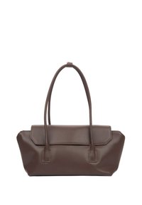 Sac à main en cuir marron avec deux longues poignées et une fermeture à rabat, présenté sur un fond blanc uni.