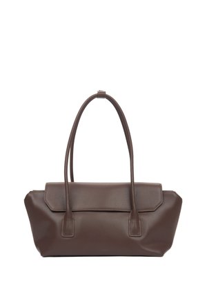 Smeđa kožna torba s dva dugačka ručka i preklopnim zatvaračem, postavljena na jednobojnoj bijeloj pozadini.