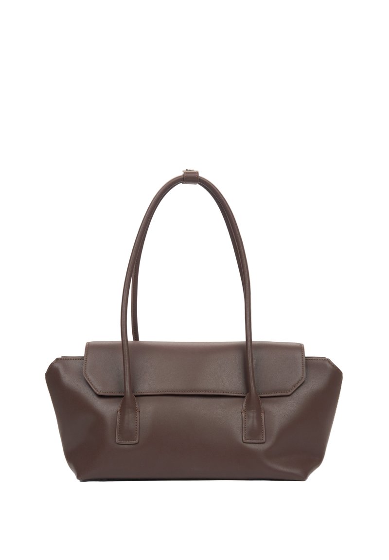 Sac à main en cuir marron avec deux longues poignées et une fermeture à rabat, présenté sur un fond blanc uni.