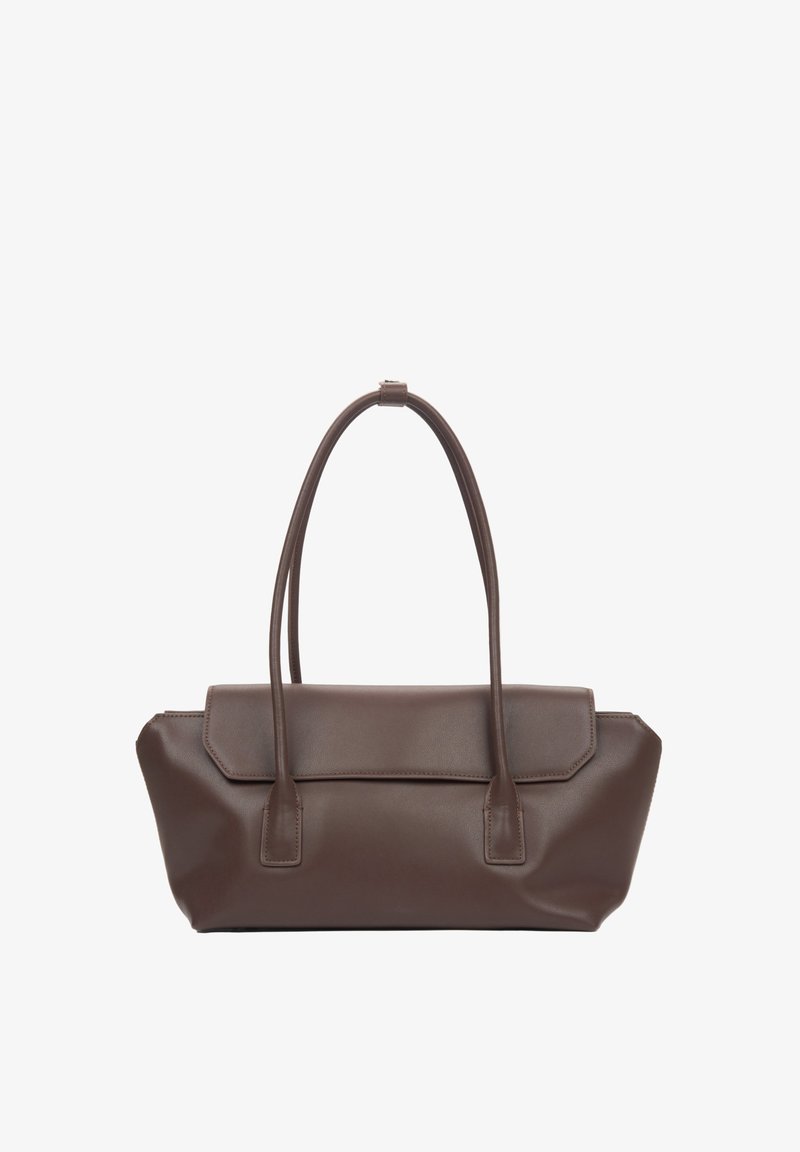 Bruine leren handtas met twee lange hengsels en een klepsluiting, geplaatst tegen een effen witte achtergrond.