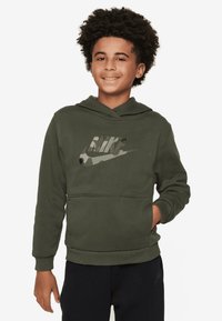 Sudadera Nike de color verde oliva con un logo de camuflaje, bolsillo tipo canguro y puños acanalados. Tela suave para mayor comodidad, con capucha ajustable.