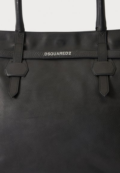 Sac à main en cuir noir avec deux poignées et logo argenté "DSQUARED2" sur la sangle avant.