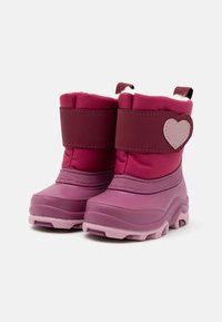 Botas de invierno para niñas en color rosa y morado, con suelas gruesas, parte superior acolchada, decoración de corazón en la correa y forro de felpa visible en la parte superior.