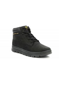 Stivali alla caviglia neri in suede con una finitura testurizzata, dotati di lacci neri, suola in gomma e un logo giallo del marchio sul lato.