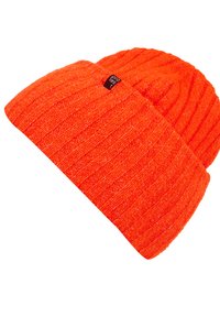 Oranje gebreide beanie gemaakt van textuurstof, met een ribbelpatroon en een klein logo-label aan de zijkant.