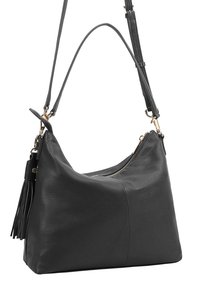 Zwarte leren schoudertas met een gebogen ontwerp, gouden hardwareaccenten en een kwastje. Voorzien van een ritssluiting voor veilige opslag.