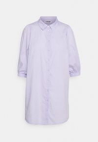 Levandulová košile na knoflíky s límečkem, krátkými nabíranými rukávy a rovnými liniemi. Vyrobena z lehkého materiálu s hladkou texturou.