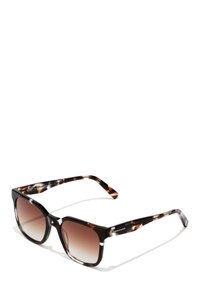 Ochelari de soare tortoise brown cu lentile pătrate. Nuantare graduală de chihlimbar, rame groase și brațe cu un model subtil. Logo-ul brandului pe lateral.