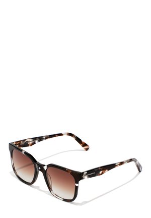 Braune Schildpatt-Sonnenbrille mit quadratischen Gläsern. Gradualer bernsteinfarbener Farbverlauf, dicke Rahmen und Arme mit einem subtilen Muster. Markenlogo an der Seite.