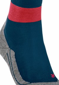 Marinefarbener Socke mit pinkem Streifen, gerippter Textur und verstärktem grauem Fersen- und Zehenbereich. Logo in kleinen roten Details sichtbar.