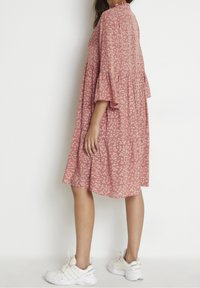 Kaffe Vapaa-ajan mekko - light red