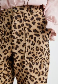Sister Jane CAMERON LEOPARD TROUSERS UNISEX - Hlače - brown