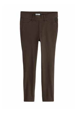 Brune slim-fit bukser med bæltestropper, forlommer og en syningdetalje, vist fladt på en hvid baggrund.